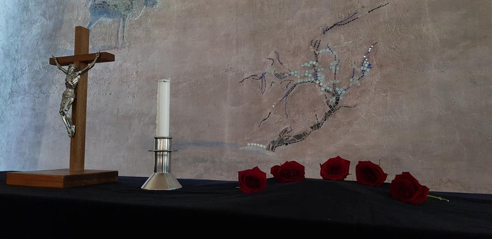 Alttarilla kynttilä ja ruusuja, kuvaaja Eija Leppänen 
