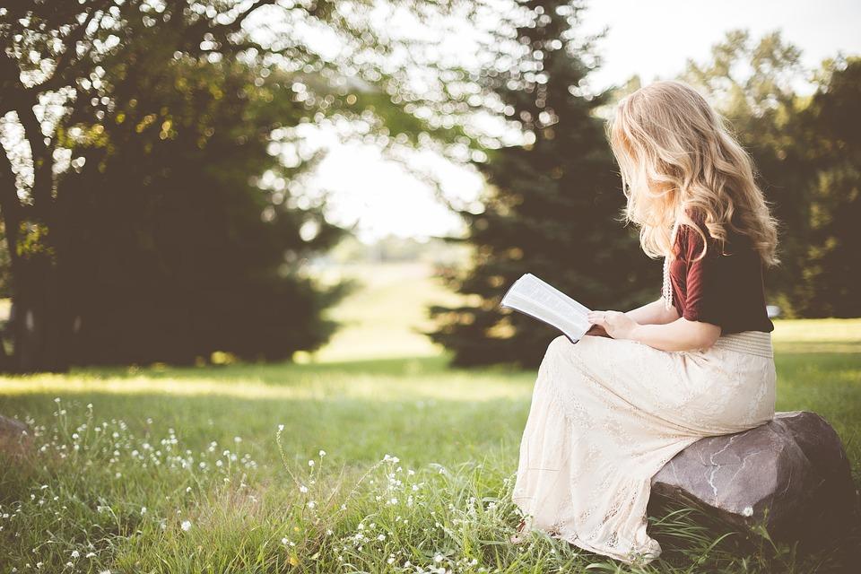 Tyttö lukee Raamattua. Kuva Pixabay