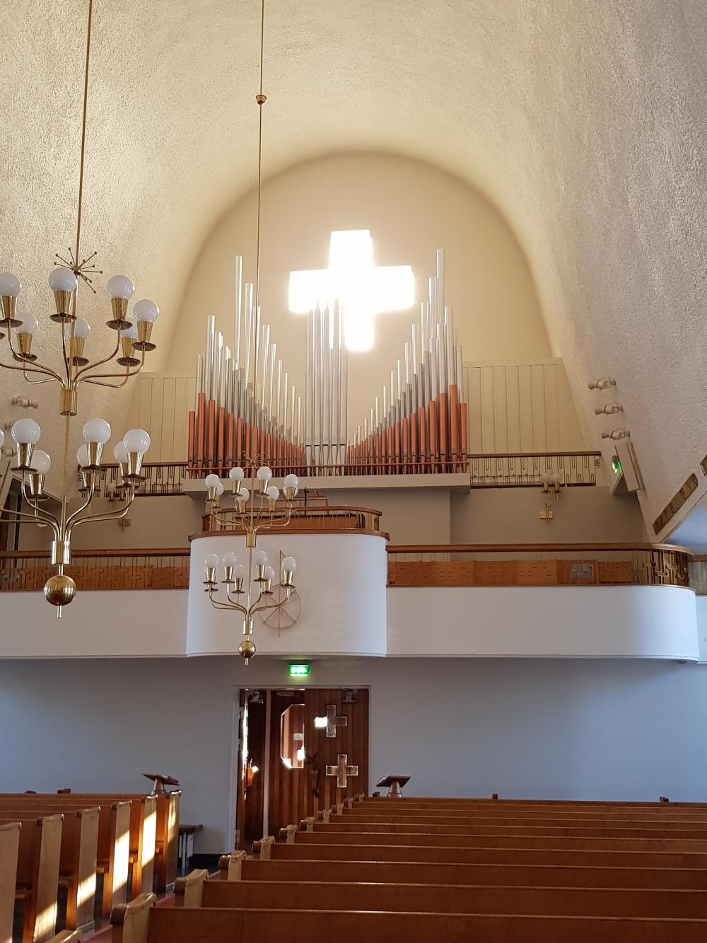 Enontekiön kirkon urut, rististä tulee valo, kuvaaja Eija Leppänen