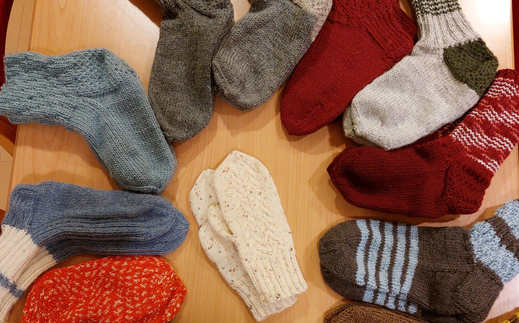 Kirppis ja Ukrainan vaateavustuskeräys seurakuntakodilla klo 12-18 villasukkia