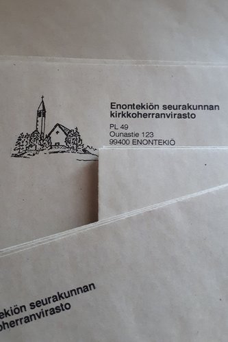 Kuvia kirjekuorista, joissa lukee Enontekiön seurakunnan kirkkoherranvirasto