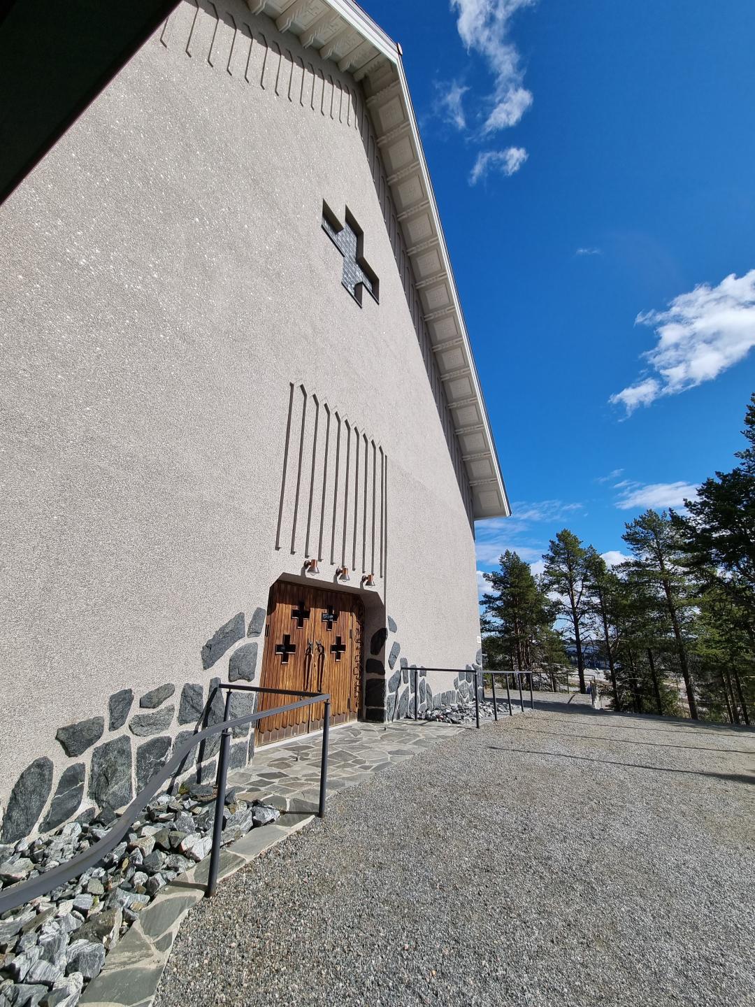 Enontekiön kirkon ulko-ovi